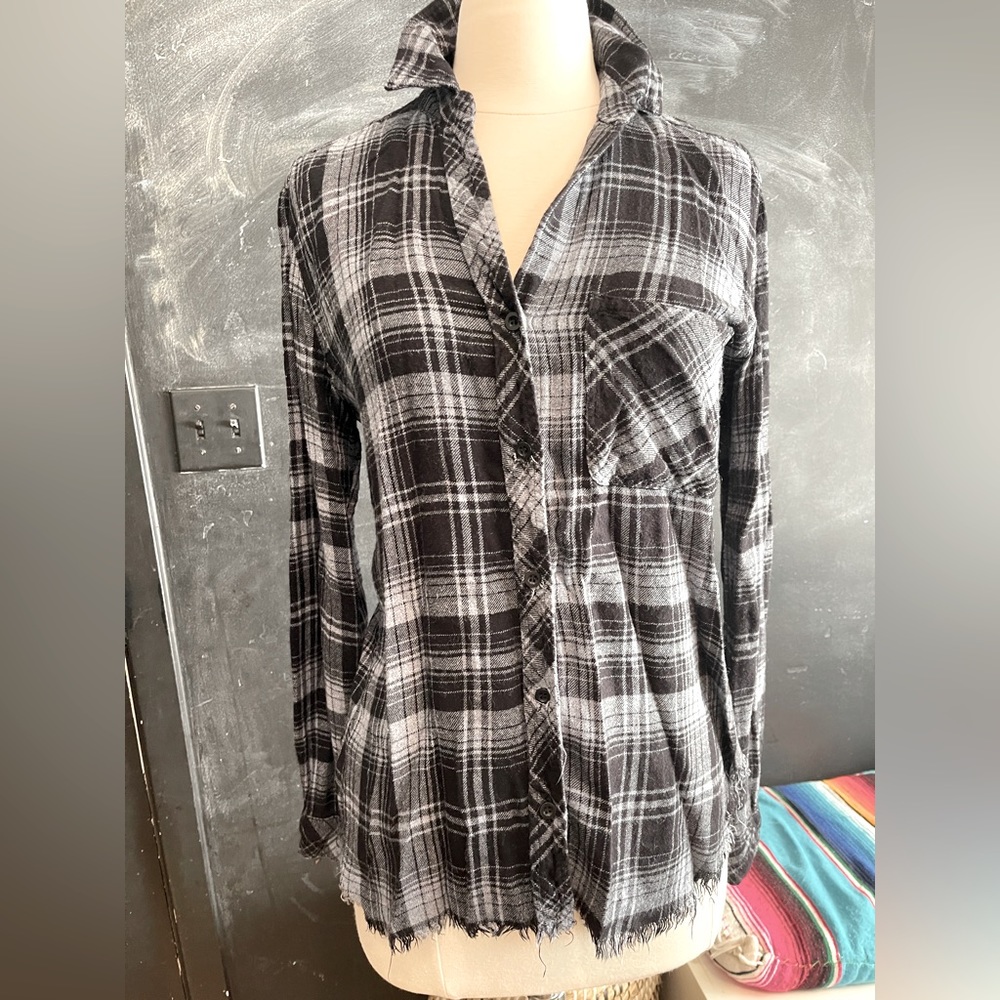 Anthropology Cloth and stone frayed btm button down plaid long sleeve shirt.